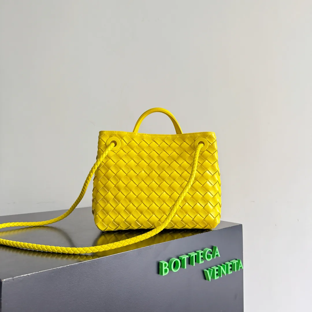 The new Andiamo batch of 3060 BV is shipped‼ ️The classic intercciato weaving process is used to create a soft bag, the metal knot is made of micro-cast aluminum using jewelry technology🪢, and the decorative beads are made of metal and hand-polished oak, allowing you to jump repeatedly between elegance and fun💃, making it unpredictable. Classic and versatile, it shows off your temperament, and the bag has a large capacity, making it very convenient for daily commuting! It has a variety of carrying methods, the shoulder straps can be adjusted by yourself, the original lambskin feels soft and delicate, and the unisex style breaks gender boundaries and brings a more practical and long-lasting use experience. The Andiamo, which has both elegant and casual styles, perfectly interprets the "fashionable old money style". Style number: 743568+wood hardware Color: sulfur color Size: 25*22*10.5cm